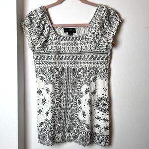 White & black design short sleeve top